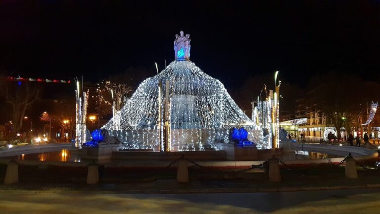 La fontaine de la Rotonde habillée de guirlandes lumineuses blanches et bleues, la nuit