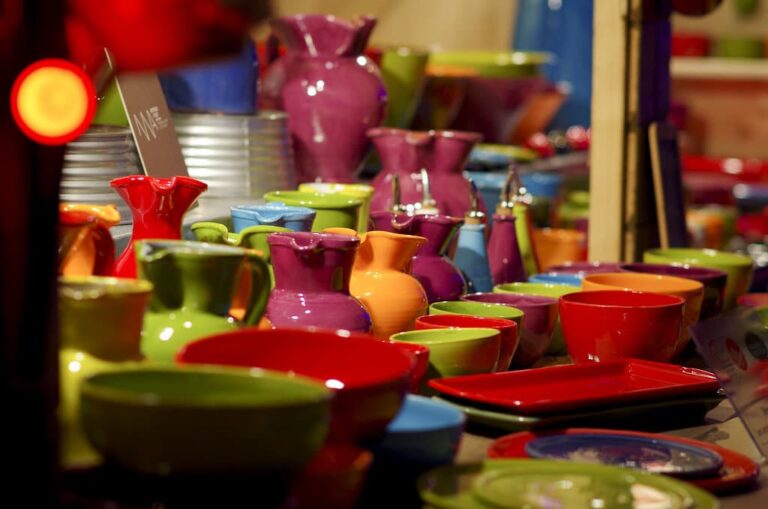 Des poteries vernissées aux couleurs vives, pichets et plats, sur un étal du marché de Noël d’Aix-en-Provence