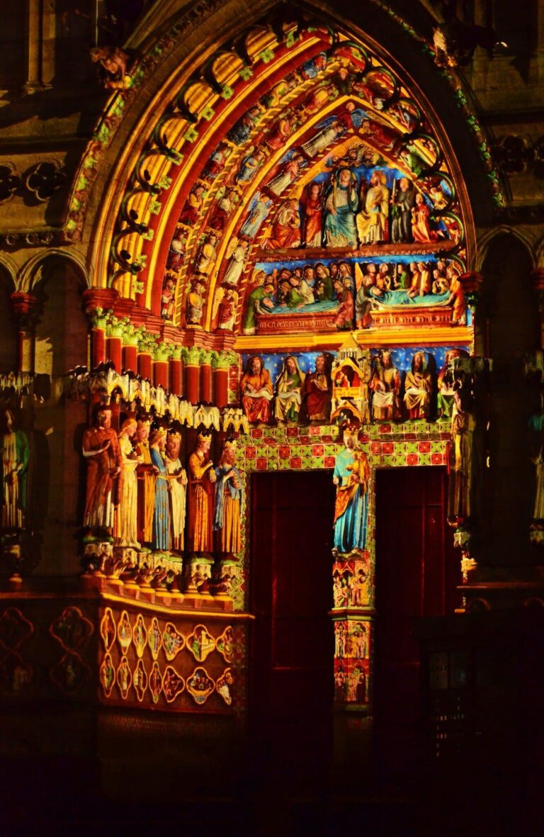 Portail sculpté de la cathédrale d’Amiens retrouvant ses couleurs médiévales sous les projections lumineuses