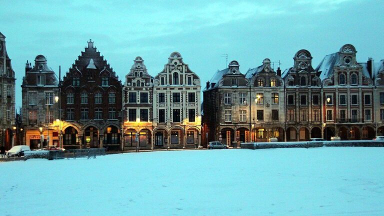 La Grand’Place d’Arras couverte de neige, bordée de ses maisons à pignons