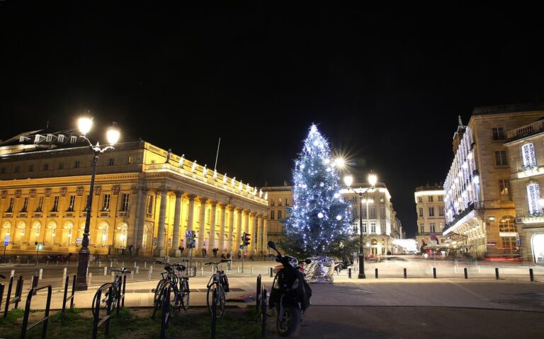 Le Grand Théâtre illuminé et un grand sapin aux lumières bleues sur la place de la Comédie, de nuit