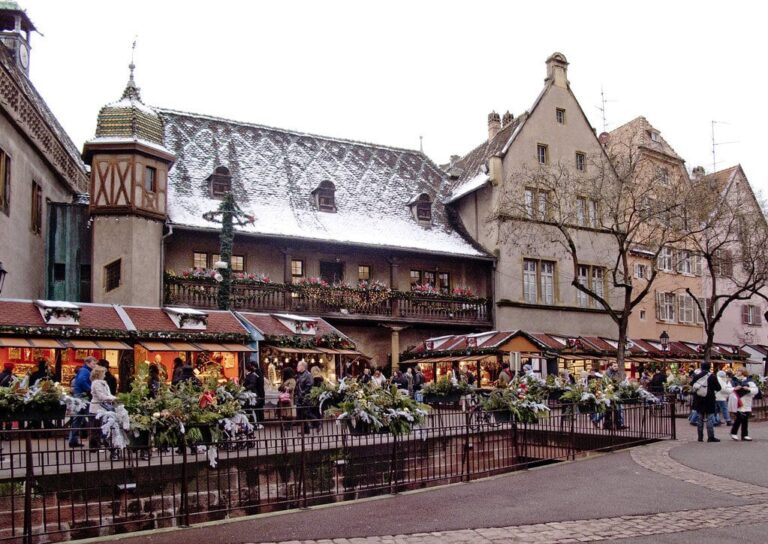 Les chalets du marché de Noël devant l’ancienne douane (Koïfhus), aux toits saupoudrés de neige