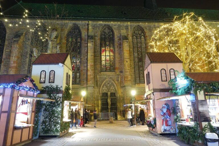 Les chalets du marché de la place des Dominicains devant l’église des Dominicains, le soir