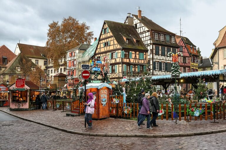 Le marché de la place des Six-Montagnes-Noires, ses chalets et ses maisons à colombages
