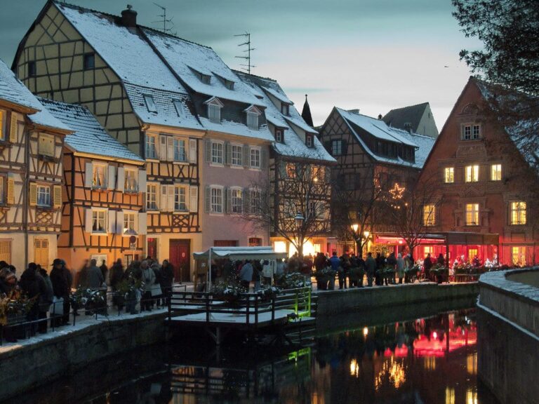 Le quai de la Poissonnerie, dans la Petite Venise, sous la neige à la tombée de la nuit