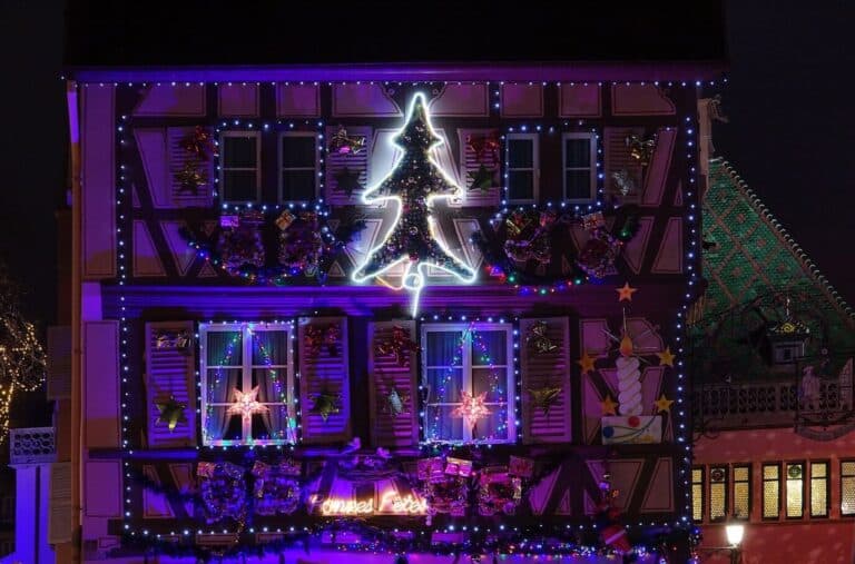 La maison du Pèlerin, dans la Grand’Rue, parée de guirlandes lumineuses et d’un grand sapin lumineux, la nuit
