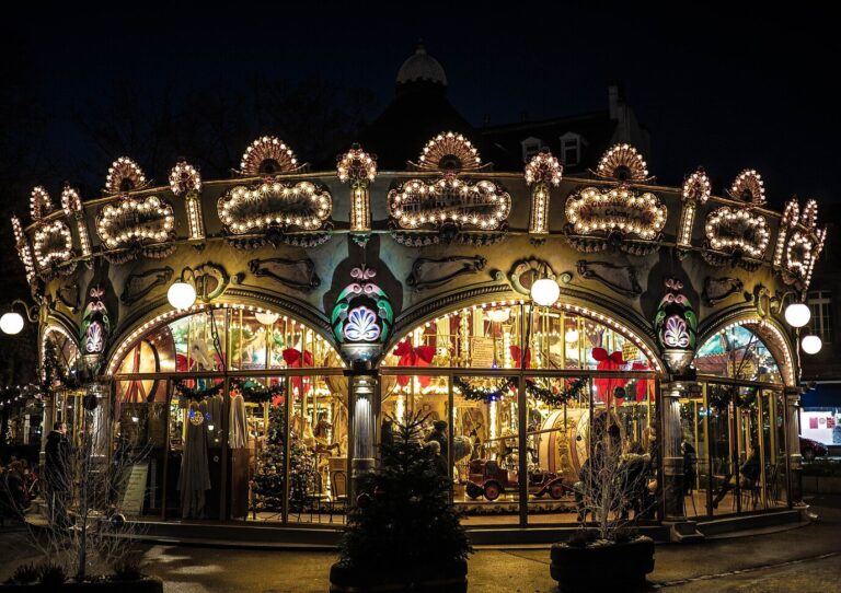 Un manège ancien illuminé, la nuit