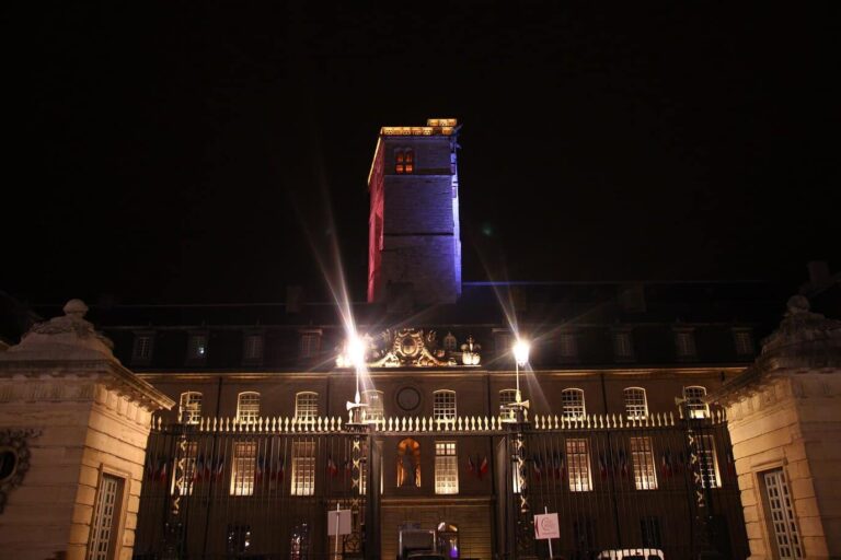 Le palais des Ducs et des États de Bourgogne éclairé la nuit, dominé par la tour Philippe le Bon, en décembre