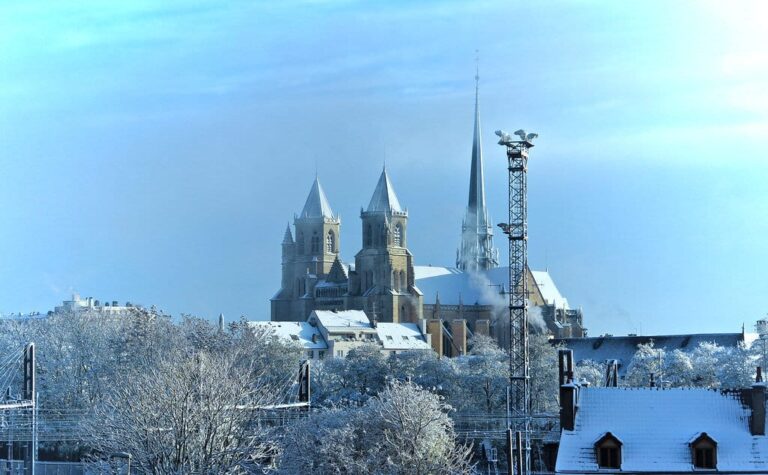 La cathédrale Saint-Bénigne et les toits de Dijon sous la neige, par une matinée de fin novembre ensoleillée