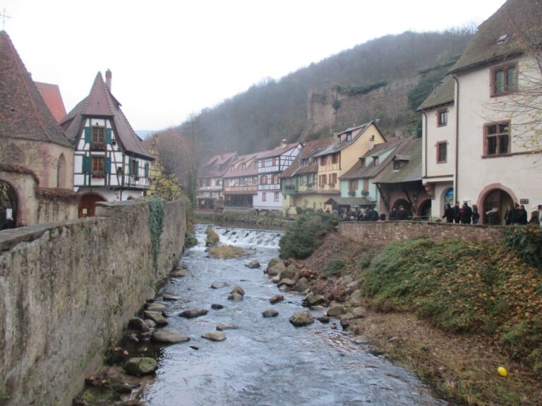 La Weiss traversant le village pendant le marché de Noël, avec les ruines du château sur la colline