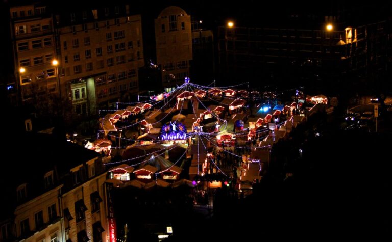 Les chalets illuminés du marché de Noël de la place Rihour vus d’en haut, la nuit