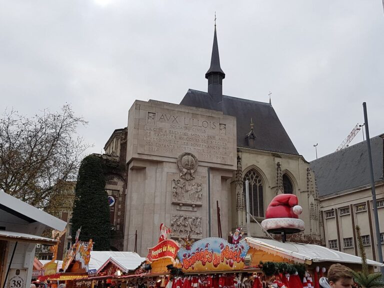 Chalets décorés du marché de Noël au pied du monument aux morts et du palais Rihour, en journée