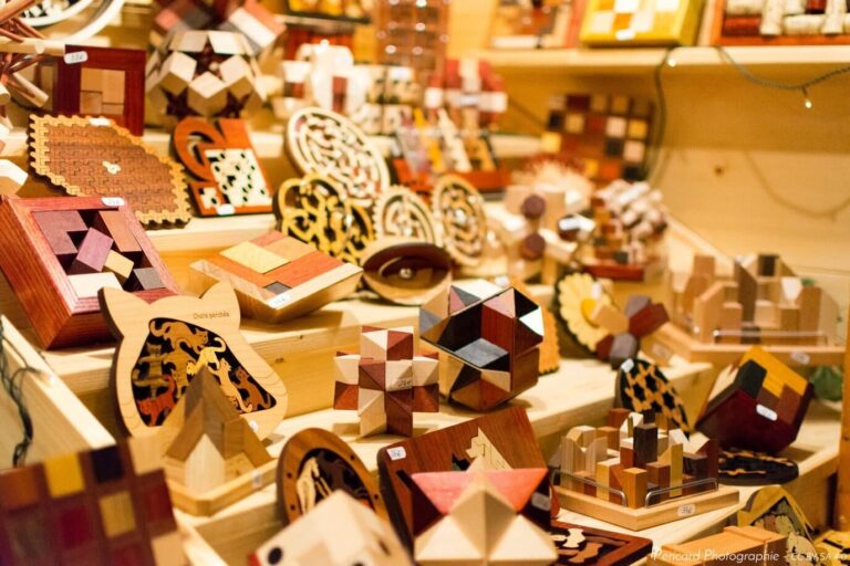 Casse-tête et objets en bois exposés sur l’étal d’un chalet du marché de Noël