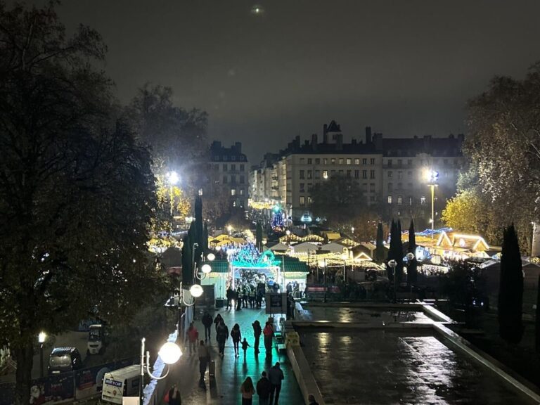 Les allées illuminées du marché de Noël de la place Carnot vues depuis le centre d’échanges de Perrache, à la nuit tombée
