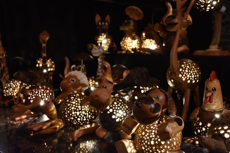 Veilleuses lumineuses en forme d’animaux exposées sur un chalet du marché de Noël