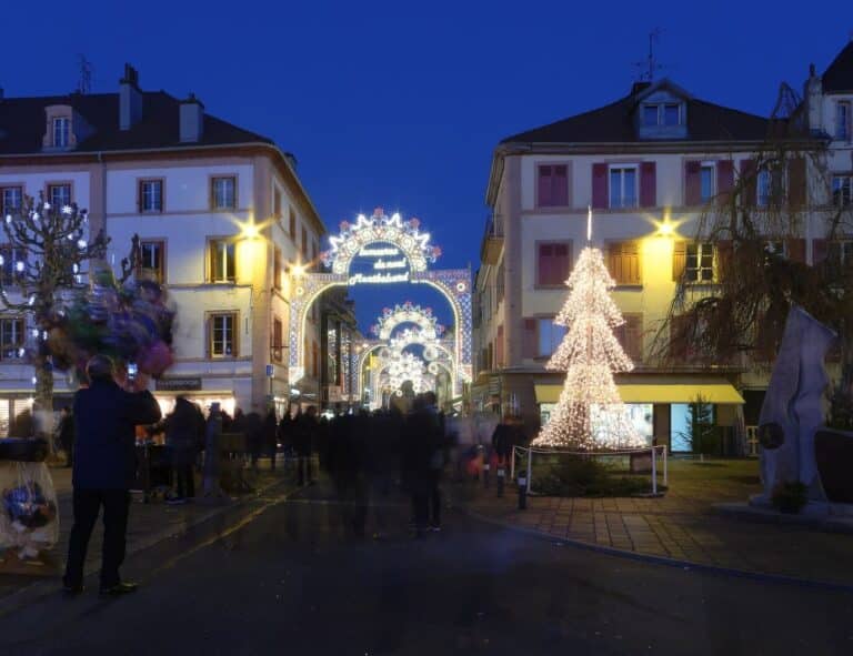 Sapin lumineux et arches de lumière à l’entrée du centre-ville de Montbéliard, à la tombée de la nuit