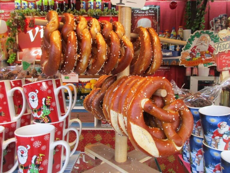 Bretzels suspendus et mugs décorés du Père Noël sur l’étal d’un chalet