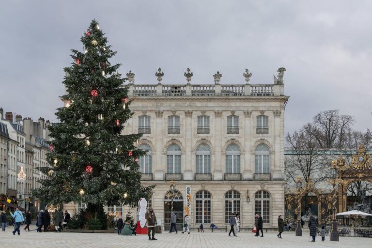 Le sapin de Noël décoré dressé devant le pavillon de l’opéra, place Stanislas, en journée