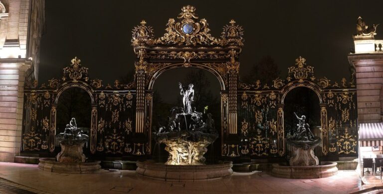 Fontaine et grilles dorées de Jean Lamour à l’angle de la place Stanislas, éclairées de nuit