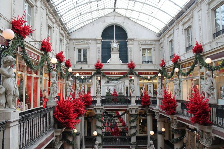 Le passage Pommeraye décoré de guirlandes de sapin et de bouquets rouges, vu depuis ses galeries
