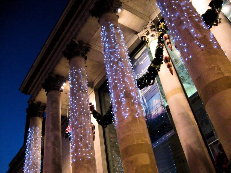 Les colonnes du théâtre Graslin enroulées de guirlandes lumineuses, à la nuit tombante