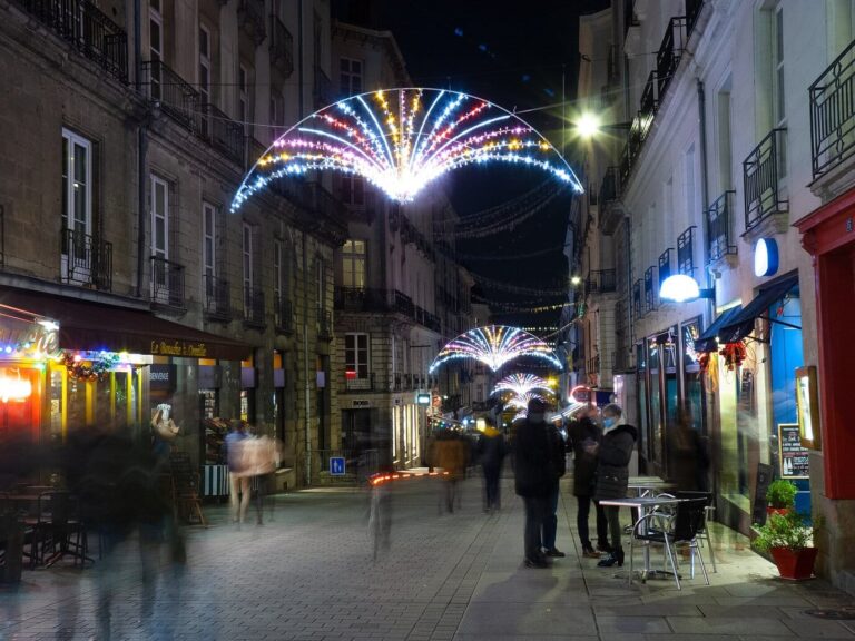 La rue Jean-Jacques-Rousseau et ses arches lumineuses de Noël, vue depuis la place Graslin