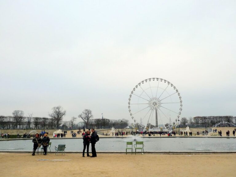 Le grand bassin du jardin des Tuileries en hiver, avec la grande roue de la place de la Concorde à l’horizon