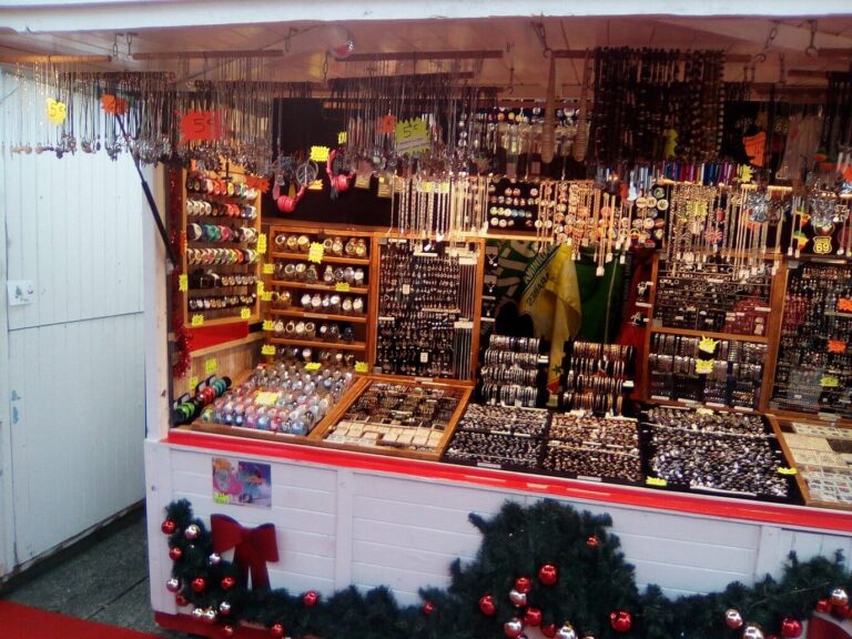 Chalet du marché de Noël de La Défense garni de bijoux et d’accessoires, orné d’une guirlande de sapin