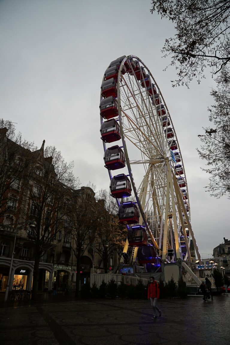 La grande roue des fêtes installée place Drouet-d’Erlon, vue d’en bas à la tombée du jour