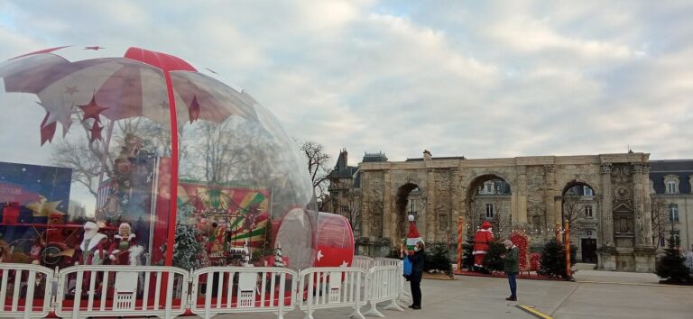 Une boule à neige géante décorée pour Noël devant la porte de Mars, arc romain de Reims