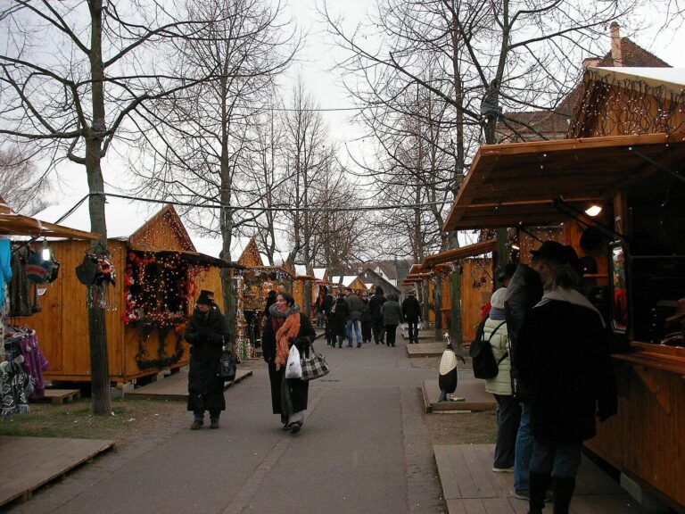 Allée de chalets en bois du marché de Noël de Riquewihr sous les arbres en hiver