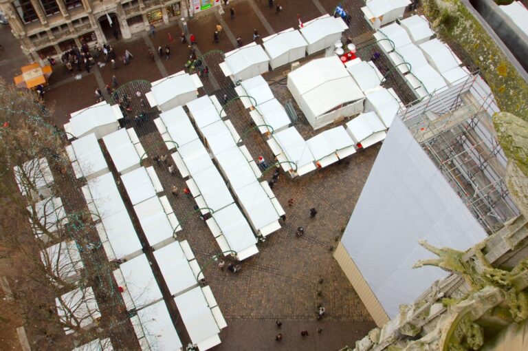 Les toits blancs des chalets du marché de Noël vus depuis le haut de la cathédrale de Rouen