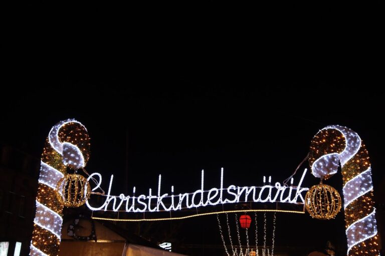 Le portail lumineux « Christkindelsmärik » en forme de sucres d’orge à l’entrée du marché de la place Broglie, la nuit