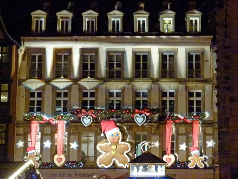 La façade de l’office de tourisme, place de la Cathédrale, décorée de bonshommes en pain d’épices, de cœurs et de rubans rouges