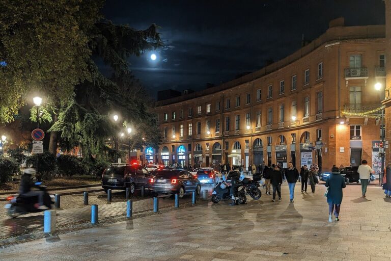 La place Wilson et ses façades de brique sous les illuminations de Noël, de nuit