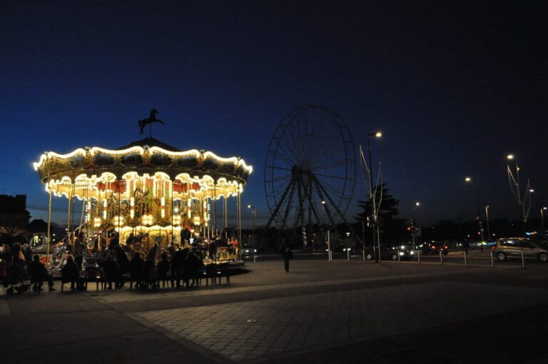 Carrousel illuminé et grande roue sur la place Anatole-France, de nuit