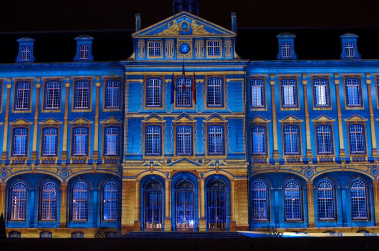 Projection lumineuse bleue et dorée sur la façade de l’hôtel de ville de Caen