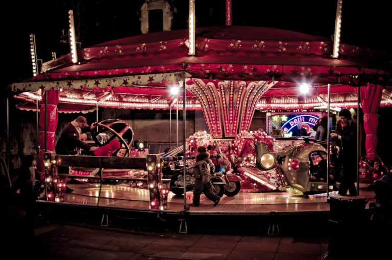 Manège ancien rouge illuminé, de nuit, dans le centre de Caen