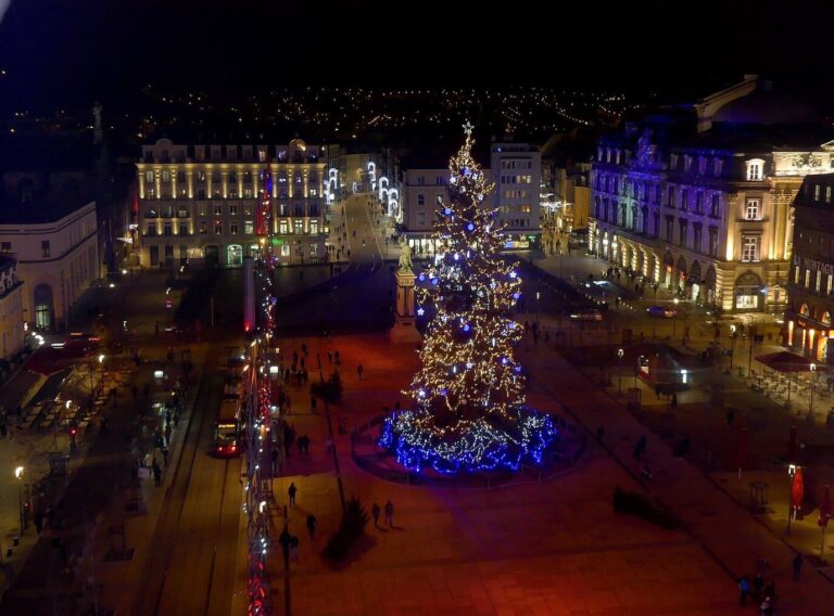 La place de Jaude illuminée vue du haut de la grande roue, le sapin au centre et les lumières de la ville jusqu’aux collines