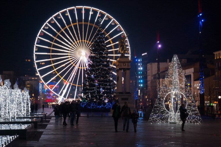 La grande roue illuminée, le sapin et la statue de Vercingétorix sur la place de Jaude, avec un sapin de lumières blanches au premier plan