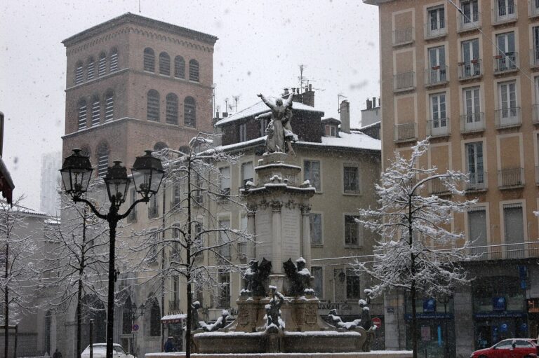 La place Notre-Dame sous la neige, avec la fontaine des Trois Ordres et le clocher de la cathédrale de Grenoble