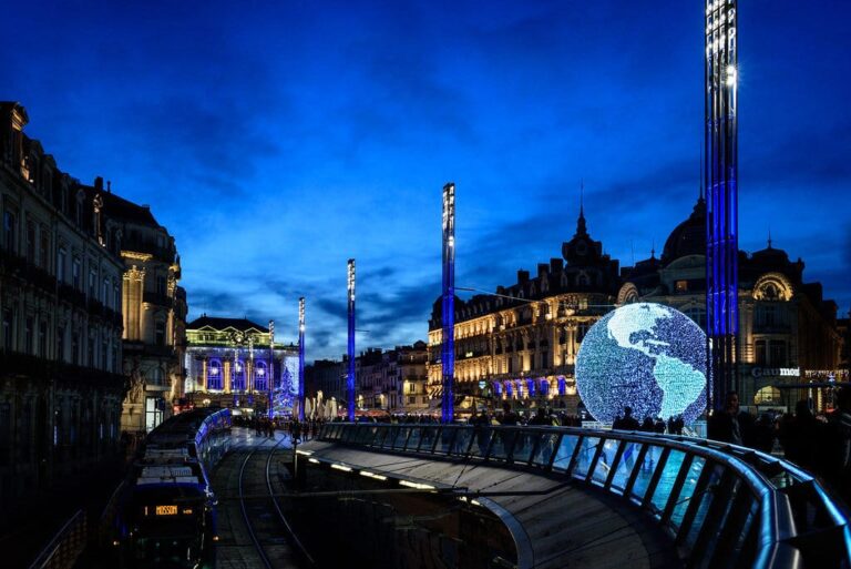 Globe terrestre lumineux et place de la Comédie à l’heure bleue, avec l’Opéra illuminé au fond
