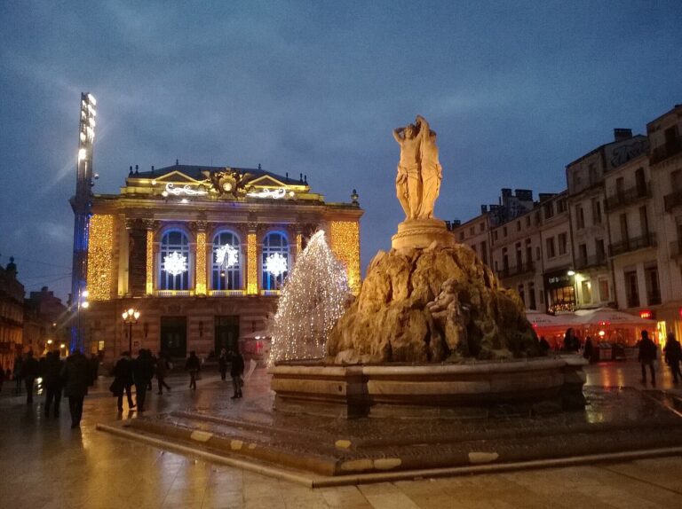 La fontaine des Trois Grâces et l’Opéra Comédie décoré pour Noël, à la tombée du jour