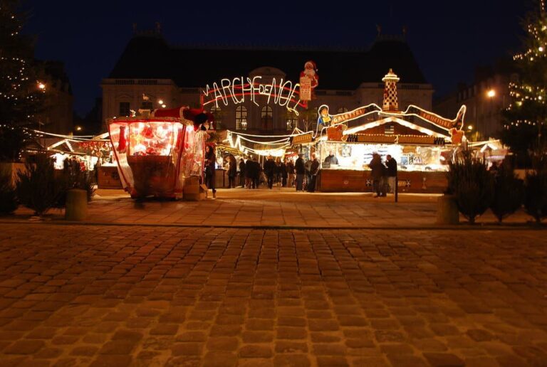 Les chalets illuminés du village de Noël de la place du Parlement, de nuit