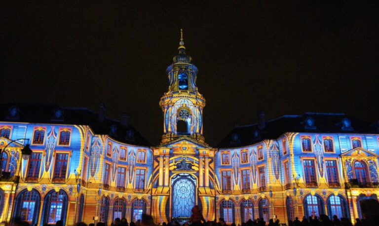 Projection lumineuse colorée sur la façade de l’hôtel de ville de Rennes, pendant les fêtes de fin d’année
