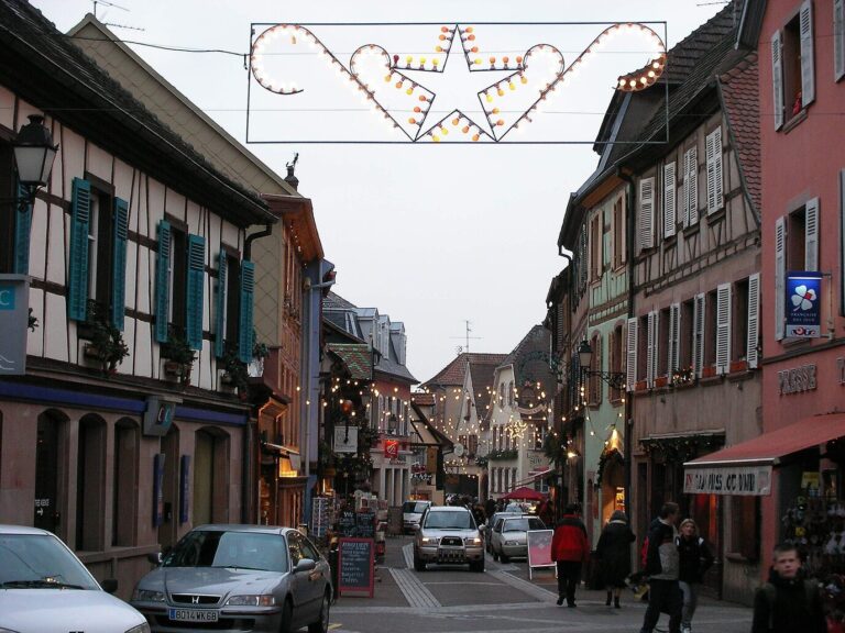 Rue de Ribeauvillé aux maisons à colombages, sous une guirlande lumineuse en forme d’étoile