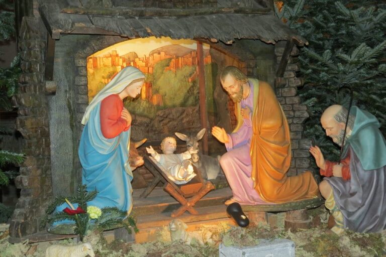 Crèche de Noël avec Marie, Joseph et l’Enfant Jésus dans une église de Ribeauvillé