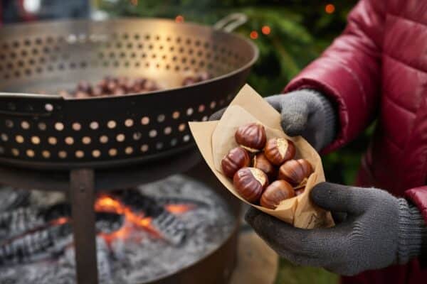 Marrons chauds : le cornet qui réchauffe les marchés de Noël