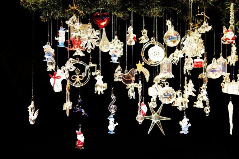 Des décorations de Noël en verre suspendues à un chalet du marché d’Aix-la-Chapelle