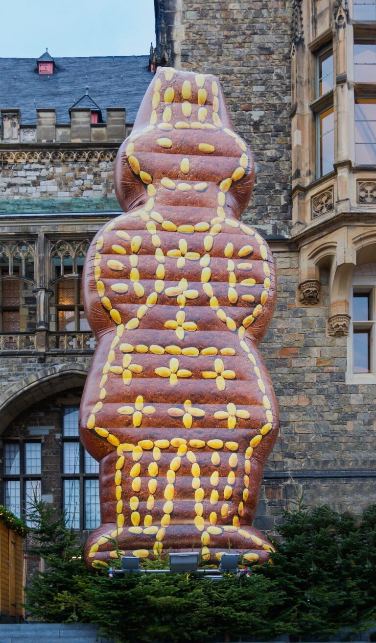 Un grand Printenmann décoratif, bonhomme en pain d’épices, devant la façade de l’hôtel de ville